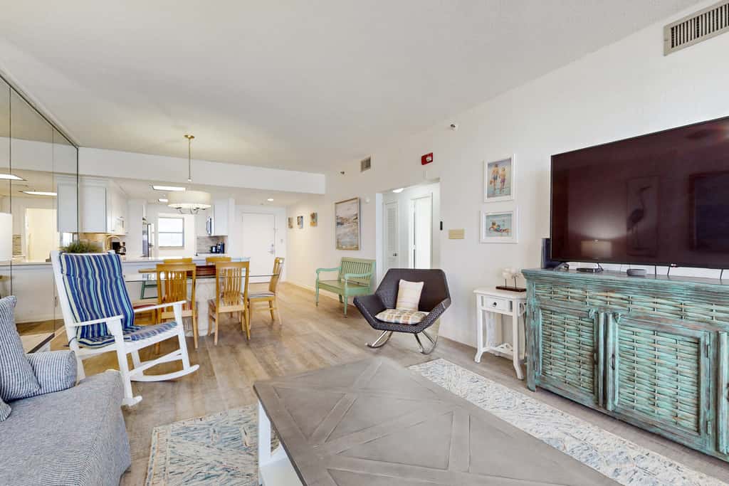Spacious fourth-floor condo - Complimentary BEACH SERVICE