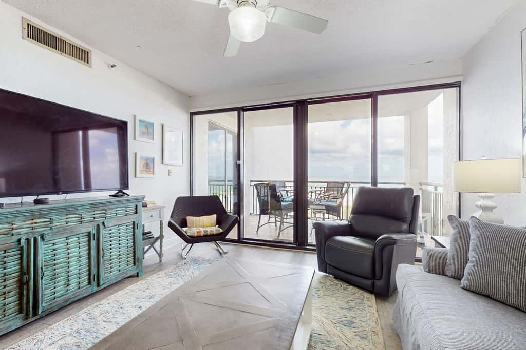 Spacious fourth-floor condo - Complimentary BEACH SERVICE