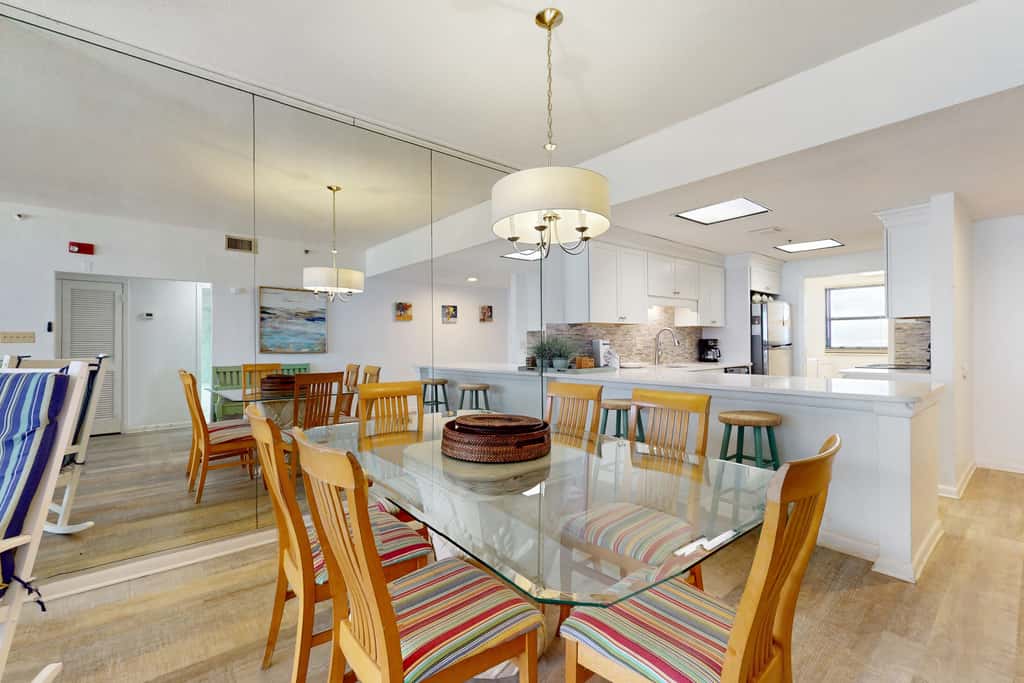 Spacious fourth-floor condo - Complimentary BEACH SERVICE