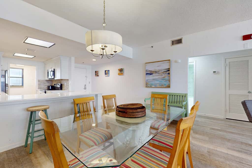 Spacious fourth-floor condo - Complimentary BEACH SERVICE