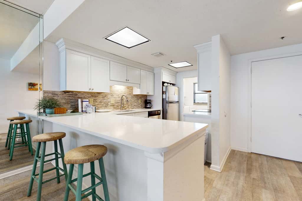 Spacious fourth-floor condo - Complimentary BEACH SERVICE