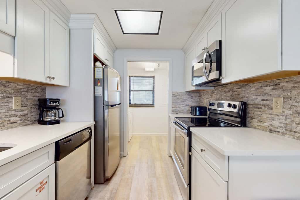 Spacious fourth-floor condo - Complimentary BEACH SERVICE