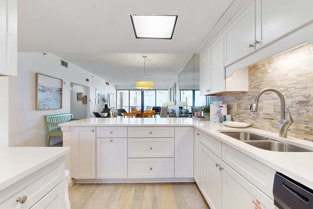 Spacious fourth-floor condo - Complimentary BEACH SERVICE
