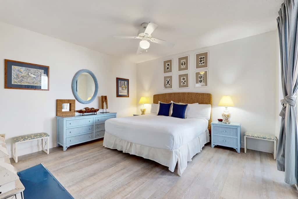 Spacious fourth-floor condo - Complimentary BEACH SERVICE