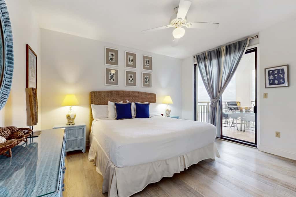 Spacious fourth-floor condo - Complimentary BEACH SERVICE