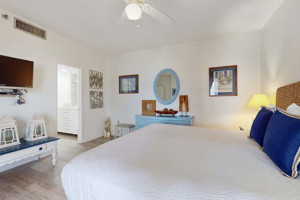 Spacious fourth-floor condo - Complimentary BEACH SERVICE