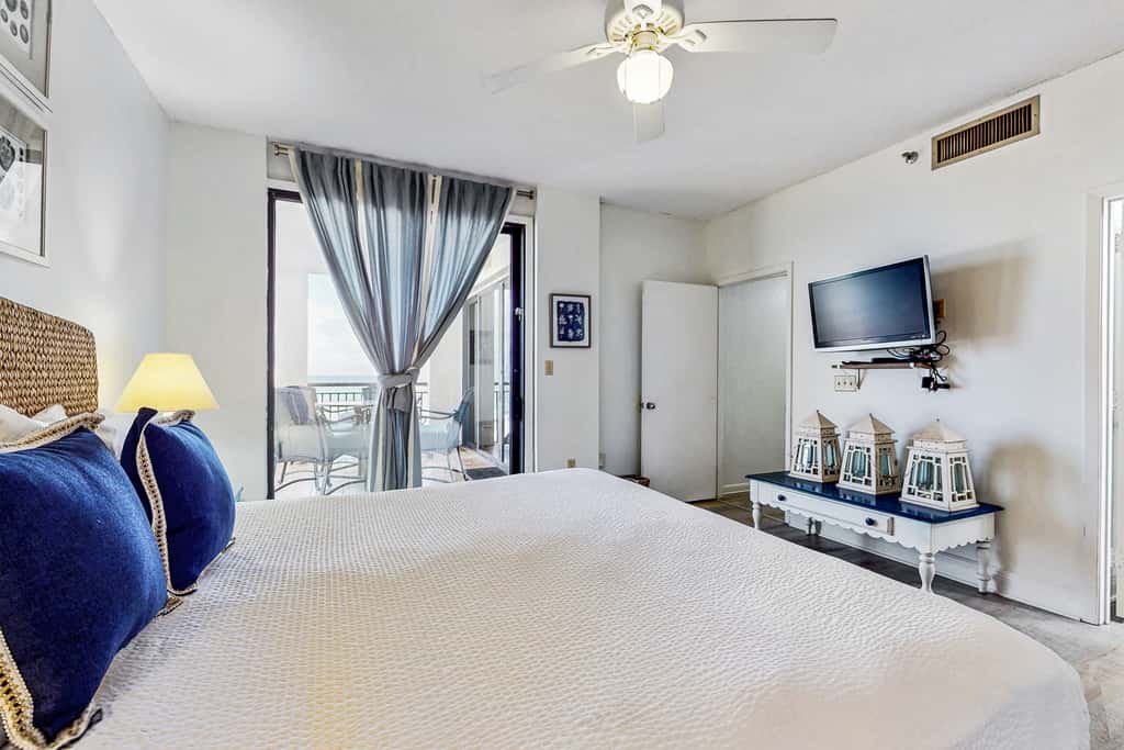 Spacious fourth-floor condo - Complimentary BEACH SERVICE