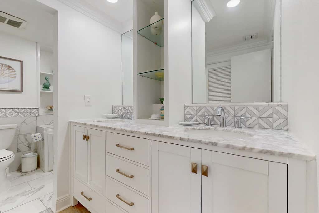 Spacious fourth-floor condo - Complimentary BEACH SERVICE