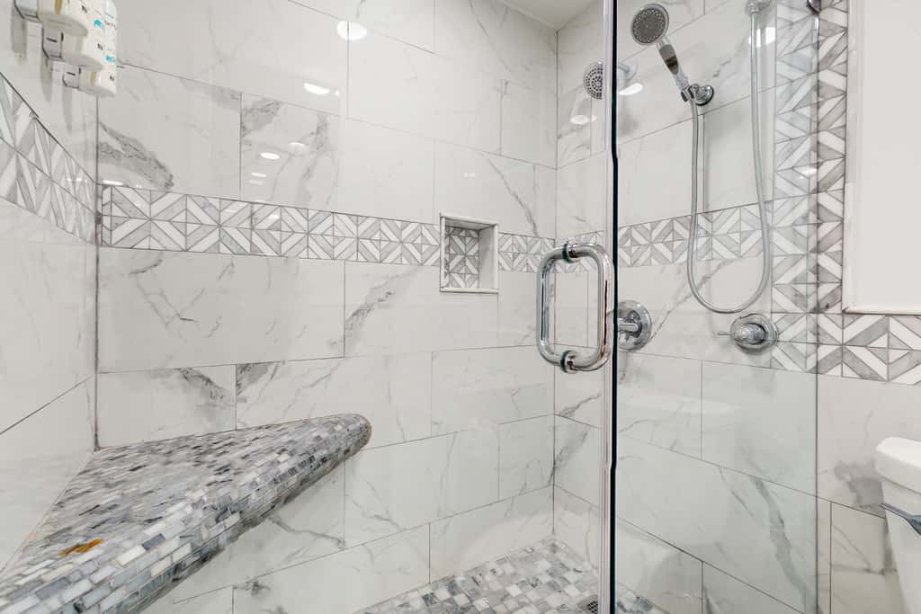 Spacious fourth-floor condo - Complimentary BEACH SERVICE