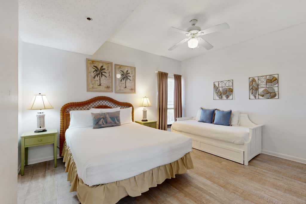 Spacious fourth-floor condo - Complimentary BEACH SERVICE