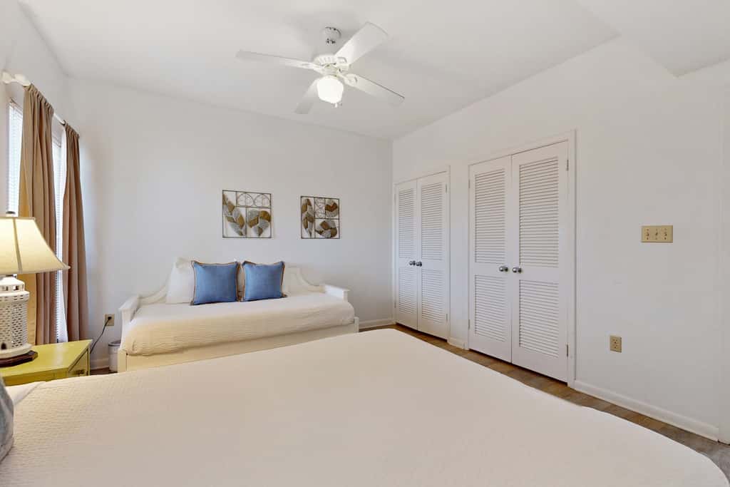 Spacious fourth-floor condo - Complimentary BEACH SERVICE