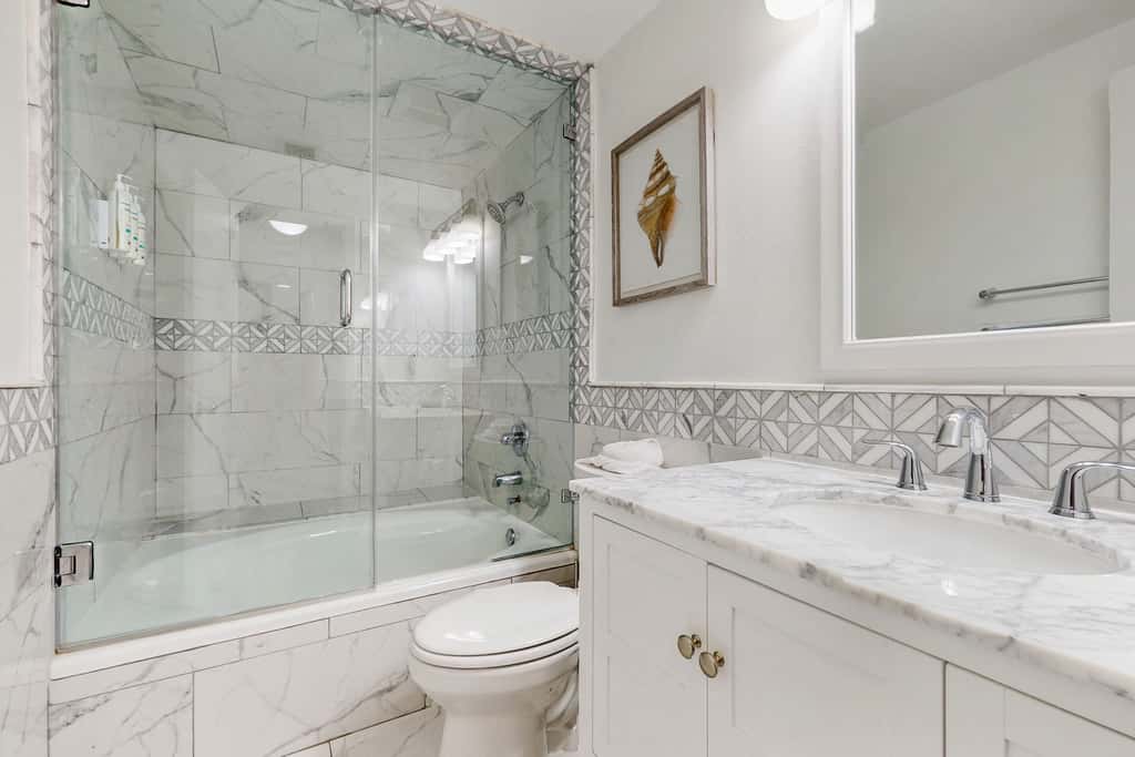 Spacious fourth-floor condo - Complimentary BEACH SERVICE