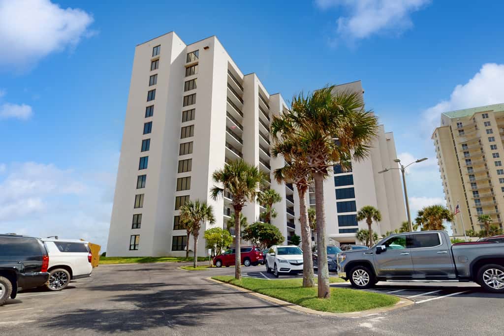 Spacious fourth-floor condo - Complimentary BEACH SERVICE