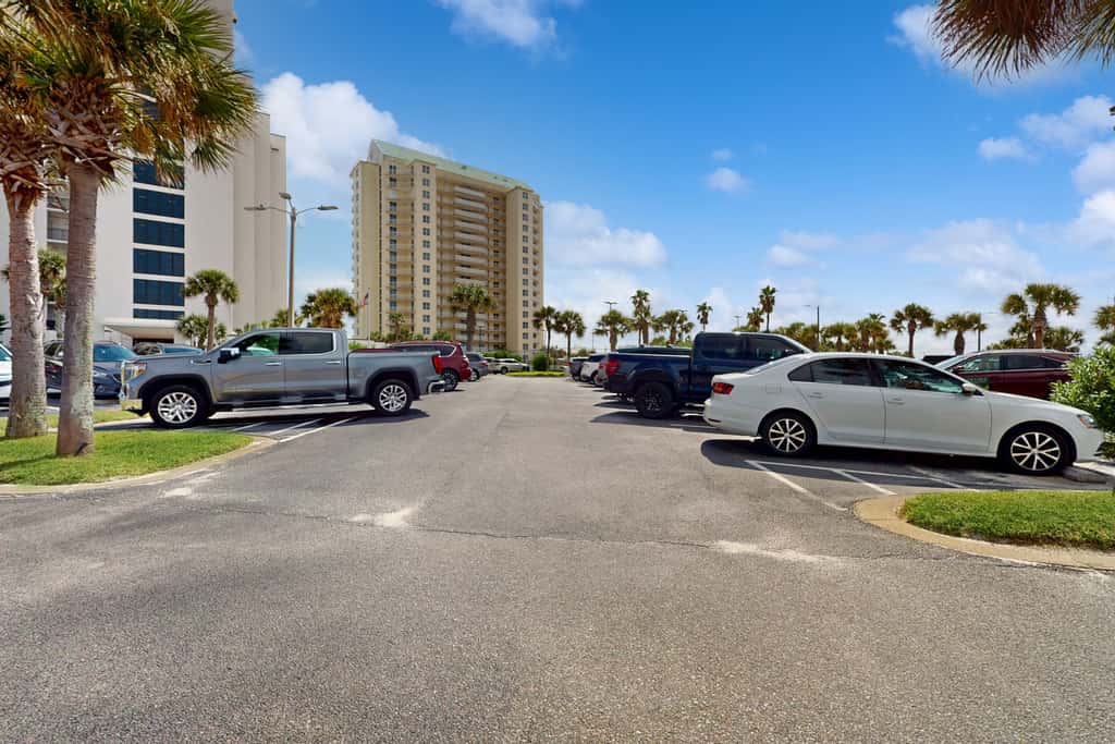 Spacious fourth-floor condo - Complimentary BEACH SERVICE