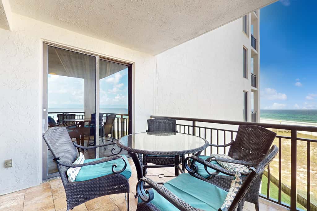 Spacious fourth-floor condo - Complimentary BEACH SERVICE