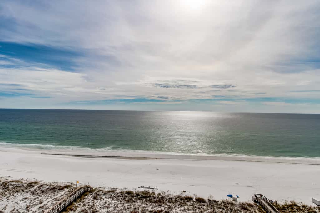 Spacious fourth-floor condo - Complimentary BEACH SERVICE