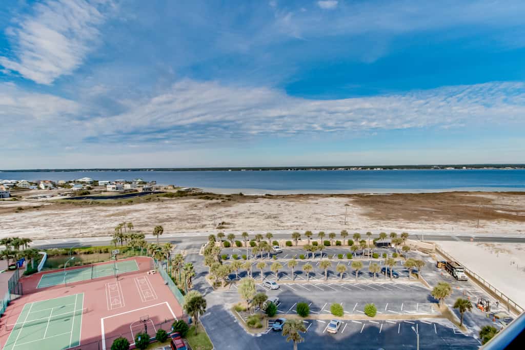Spacious fourth-floor condo - Complimentary BEACH SERVICE