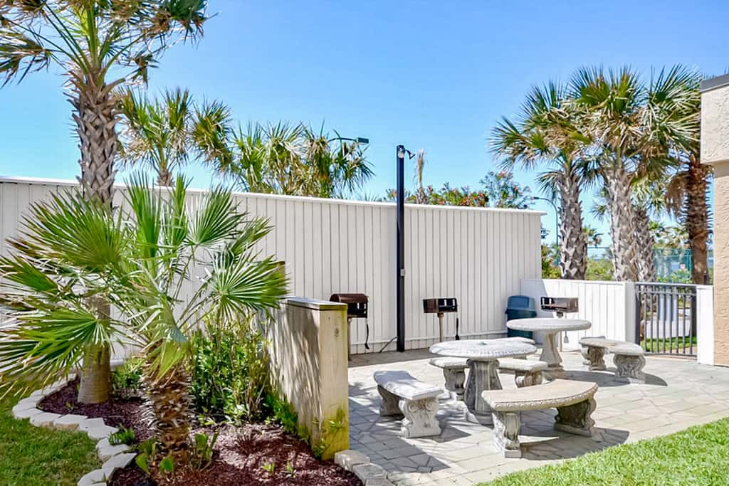 Spacious fourth-floor condo - Complimentary BEACH SERVICE