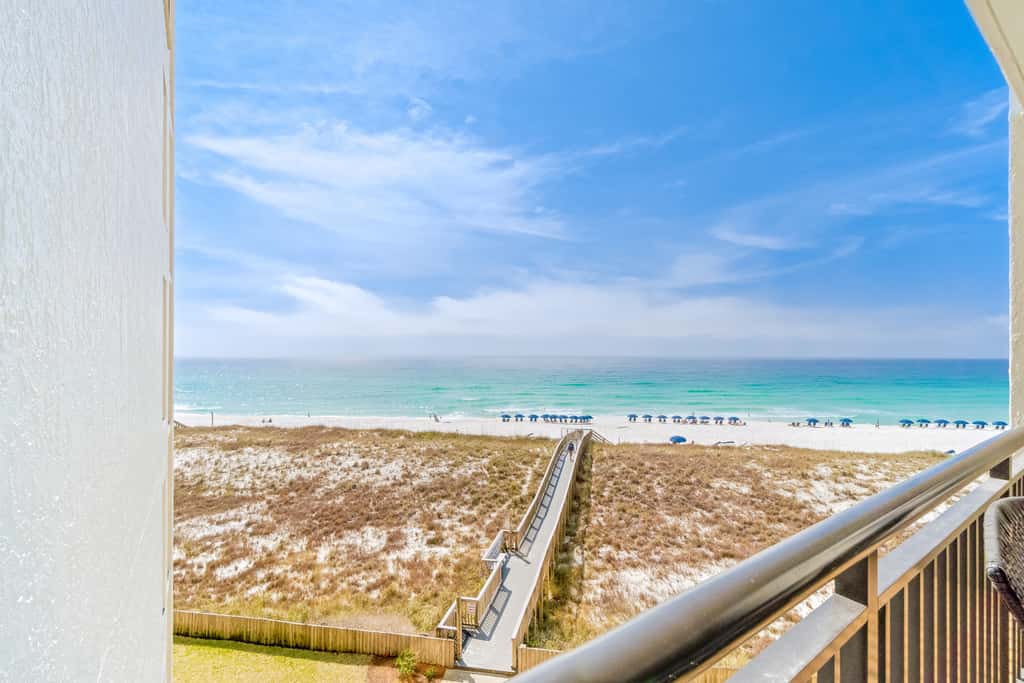 Spacious fourth-floor condo - Complimentary BEACH SERVICE