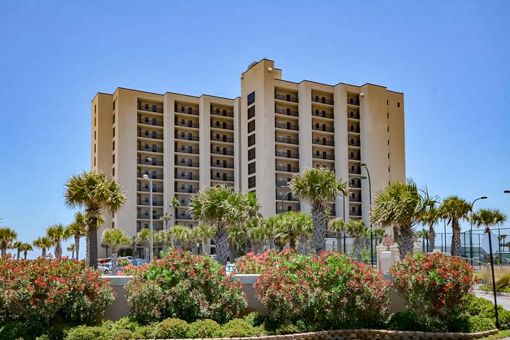 Spacious fourth-floor condo - Complimentary BEACH SERVICE