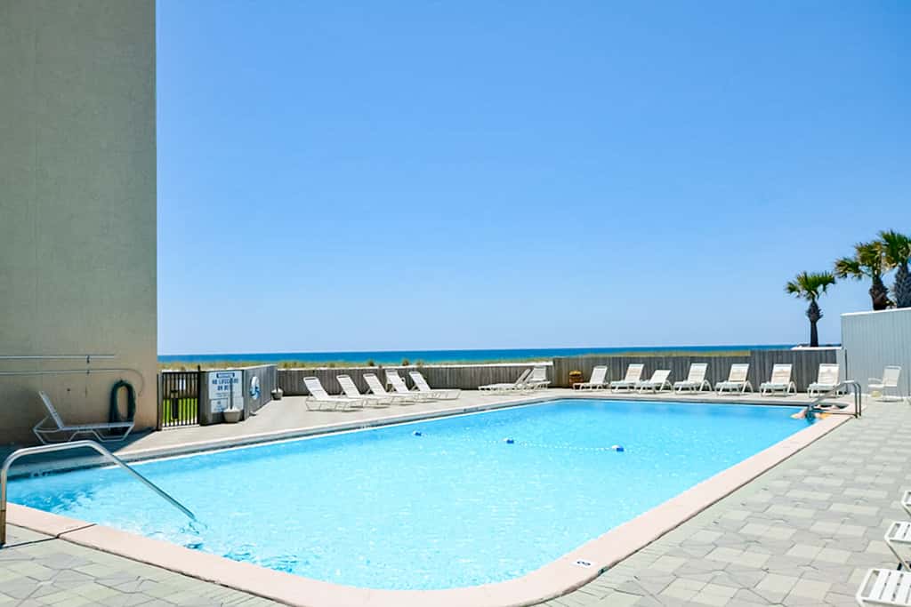 Spacious fourth-floor condo - Complimentary BEACH SERVICE