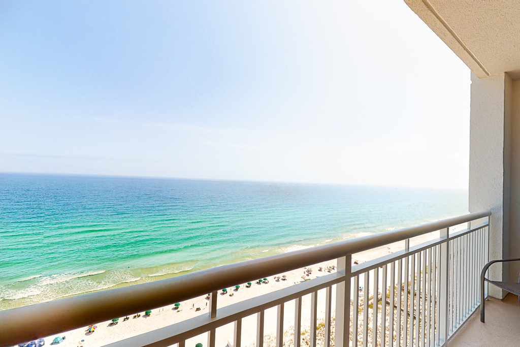 Comfortable Gulf front condo with amazing views & pool, near dining