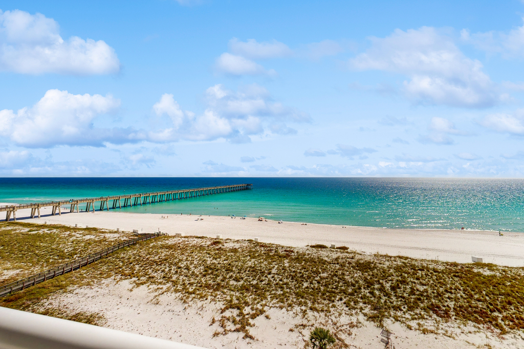 7th Floor Gulf-Front Condo w/ Views, Close To Local Restaurants