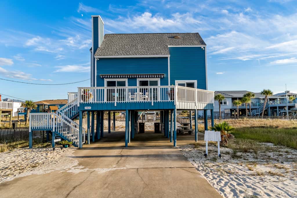 Lovely home with sound view, balcony, full kitchen, central AC, & washer - dryer
