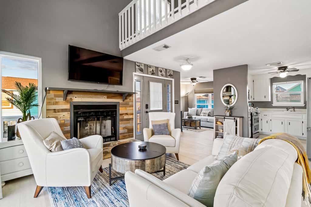 Lovely home with sound view, balcony, full kitchen, central AC, & washer - dryer
