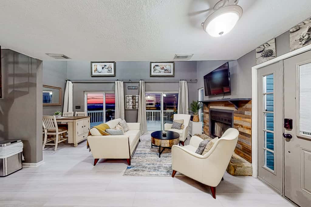 Lovely home with sound view, balcony, full kitchen, central AC, & washer - dryer