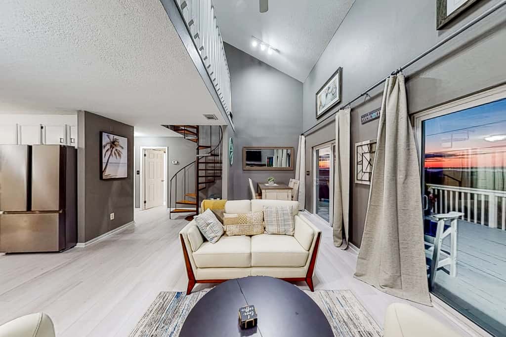 Lovely home with sound view, balcony, full kitchen, central AC, & washer - dryer
