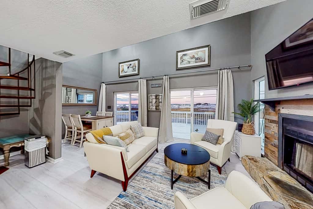 Lovely home with sound view, balcony, full kitchen, central AC, & washer - dryer