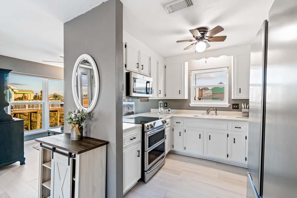 Lovely home with sound view, balcony, full kitchen, central AC, & washer - dryer