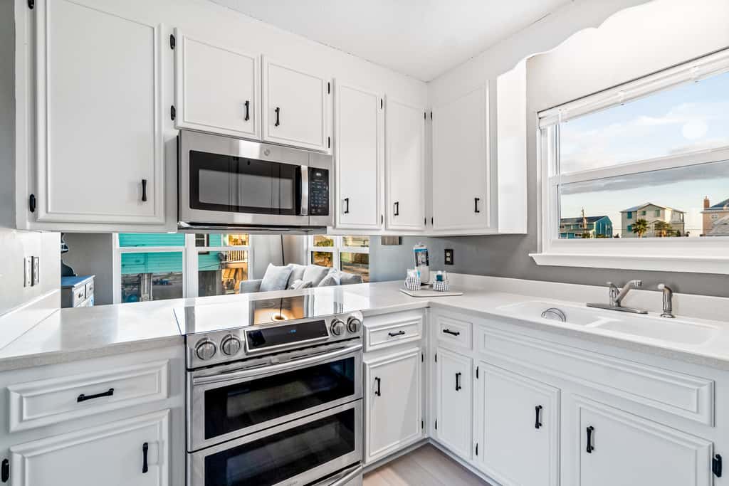Lovely home with sound view, balcony, full kitchen, central AC, & washer - dryer