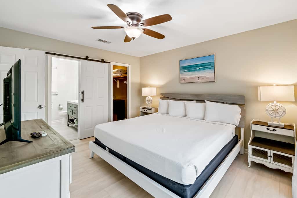 Lovely home with sound view, balcony, full kitchen, central AC, & washer - dryer