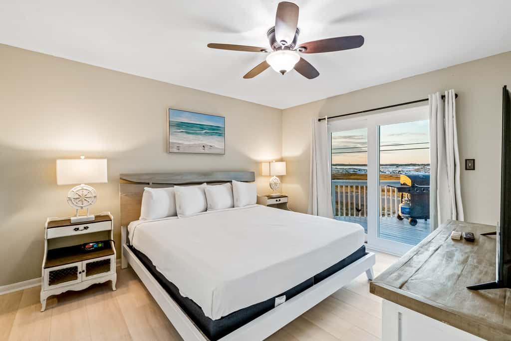 Lovely home with sound view, balcony, full kitchen, central AC, & washer - dryer