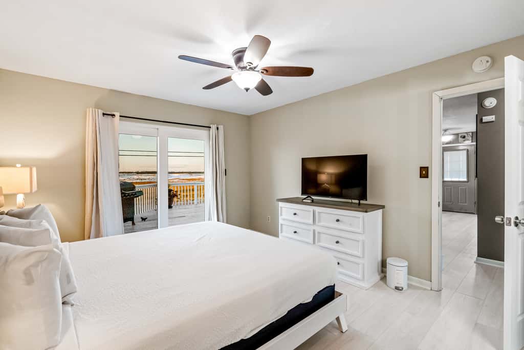 Lovely home with sound view, balcony, full kitchen, central AC, & washer - dryer