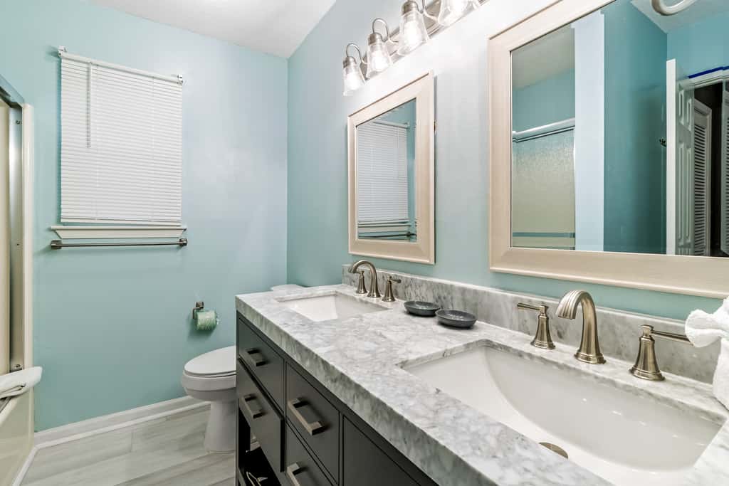Lovely home with sound view, balcony, full kitchen, central AC, & washer - dryer