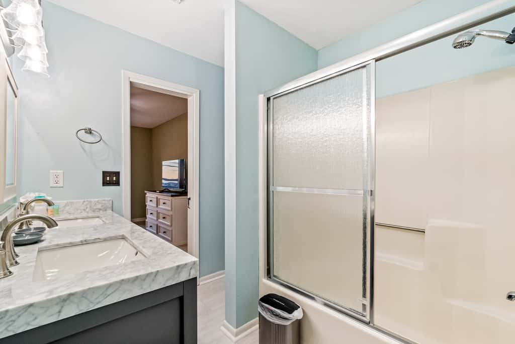 Lovely home with sound view, balcony, full kitchen, central AC, & washer - dryer