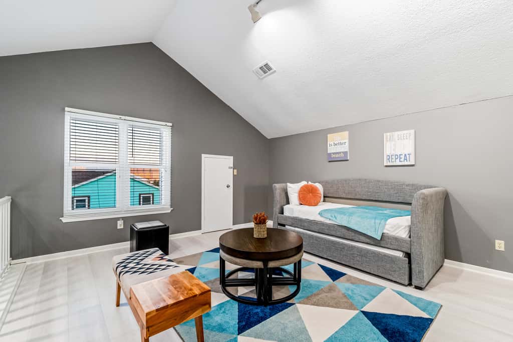 Lovely home with sound view, balcony, full kitchen, central AC, & washer - dryer