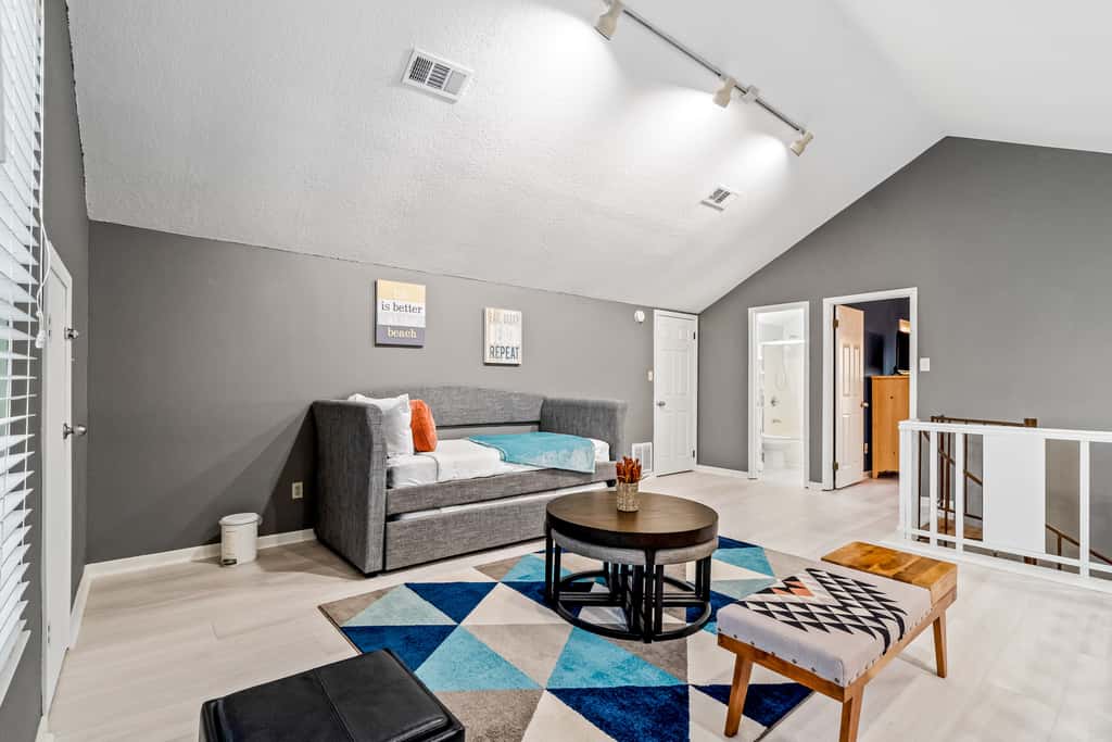 Lovely home with sound view, balcony, full kitchen, central AC, & washer - dryer