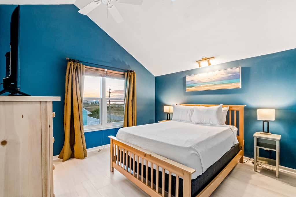 Lovely home with sound view, balcony, full kitchen, central AC, & washer - dryer