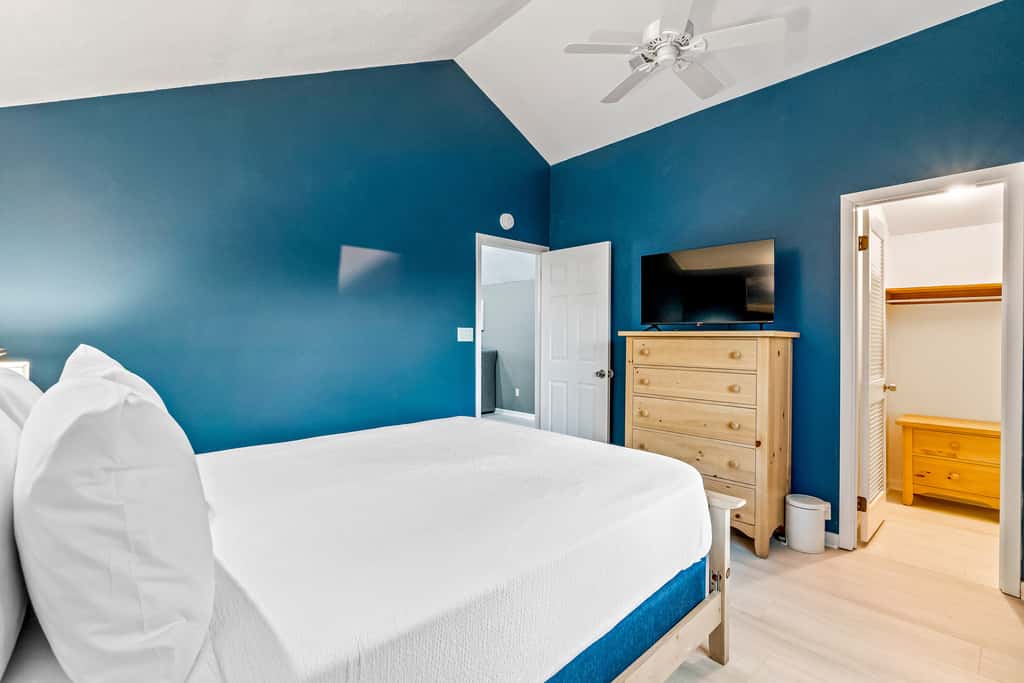 Lovely home with sound view, balcony, full kitchen, central AC, & washer - dryer