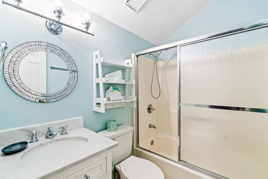 Lovely home with sound view, balcony, full kitchen, central AC, & washer - dryer