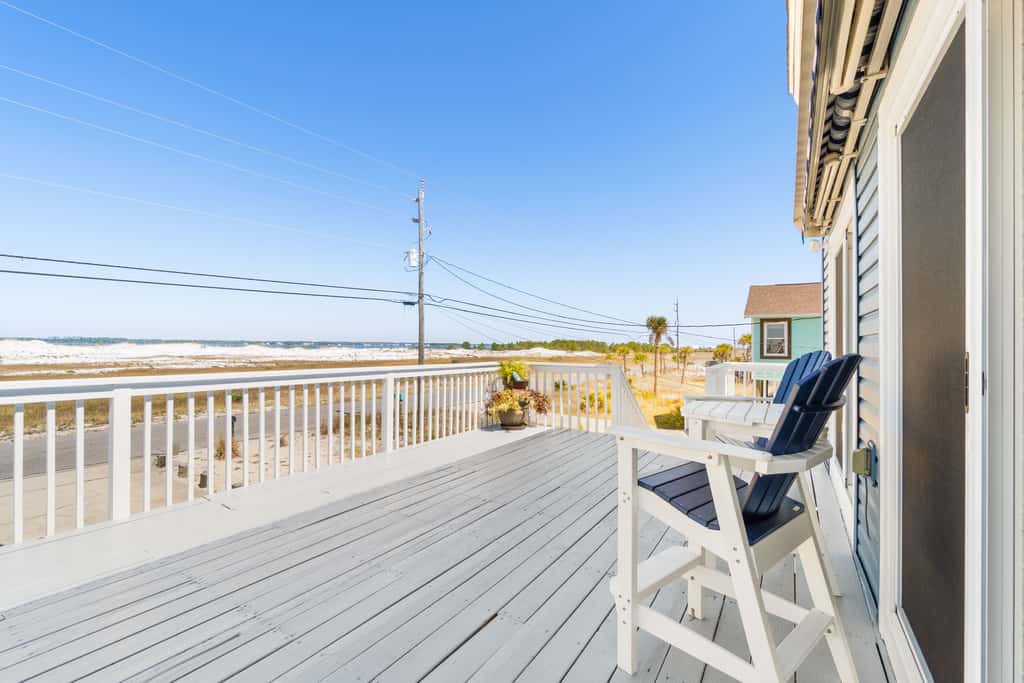 Lovely home with sound view, balcony, full kitchen, central AC, & washer - dryer