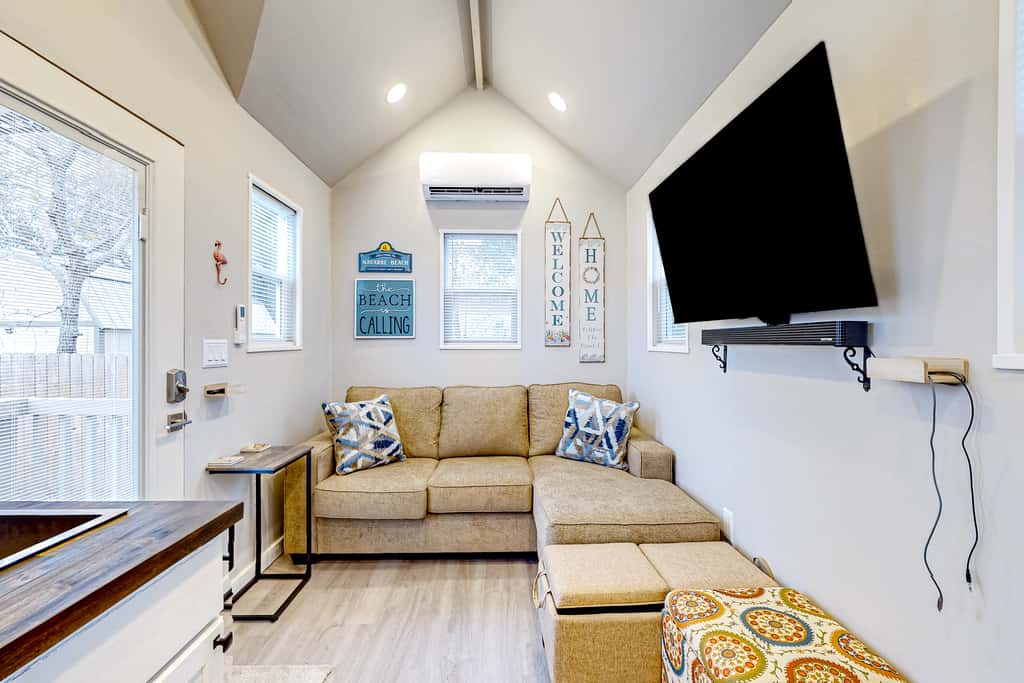 Peaceful & sun-soaked getaway with fire pit & W&D - near beaches, trails, & golf