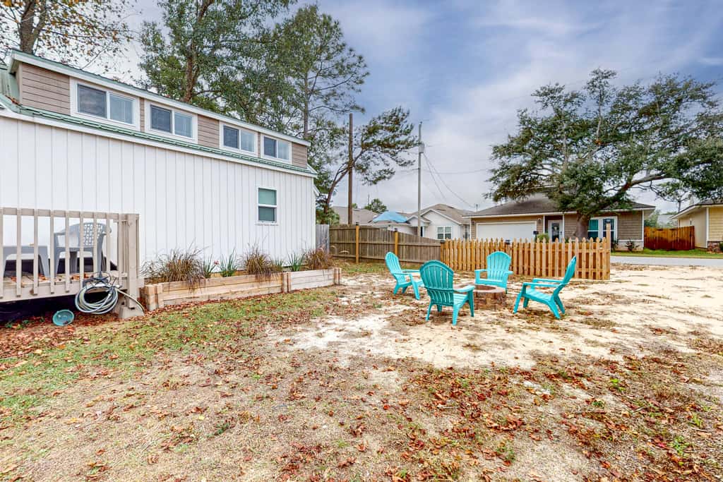 Peaceful & sun-soaked getaway with fire pit & W&D - near beaches, trails, & golf