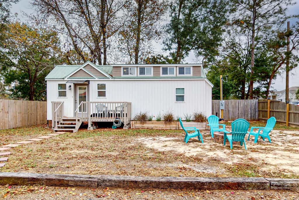Peaceful & sun-soaked getaway with fire pit & W&D - near beaches, trails, & golf