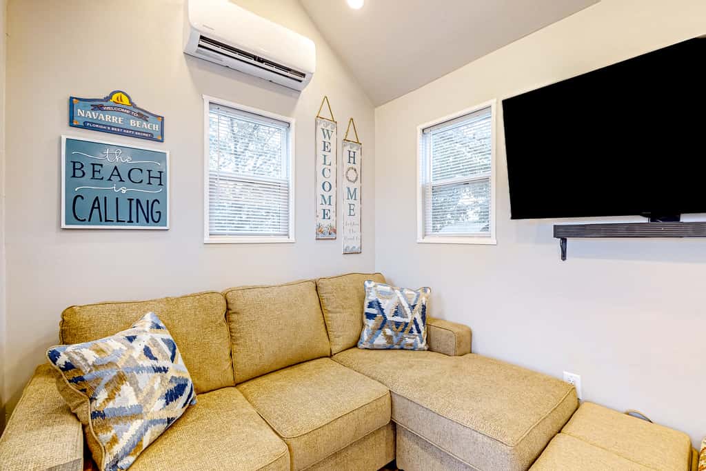 Peaceful & sun-soaked getaway with fire pit & W&D - near beaches, trails, & golf