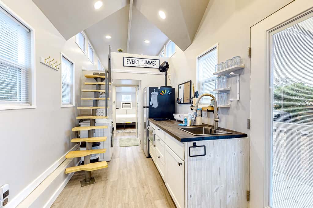 Peaceful & sun-soaked getaway with fire pit & W&D - near beaches, trails, & golf